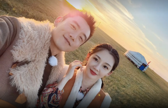 午后咖啡館的秘密:從演員鄭凱老婆照片看明星家庭的日常縮影