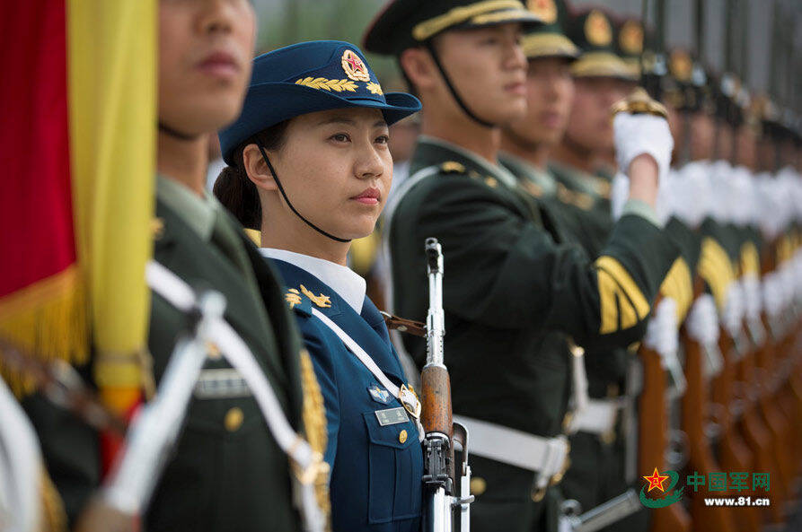 中國人民解放軍儀仗隊(duì)女兵方隊(duì)：榮耀場景聚合下的多元力量特寫