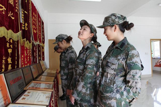 穿越光影:青年學(xué)子對話解放軍三軍儀仗隊(duì)女兵表演的榮光與堅(jiān)韌