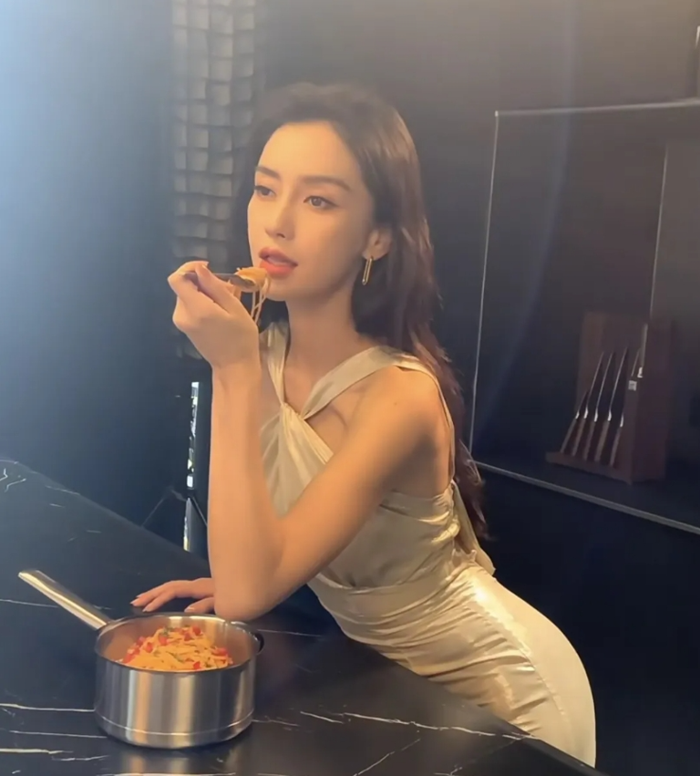 演員楊穎照片深度解析:時尚蛻變與鏡頭魅力全揭秘