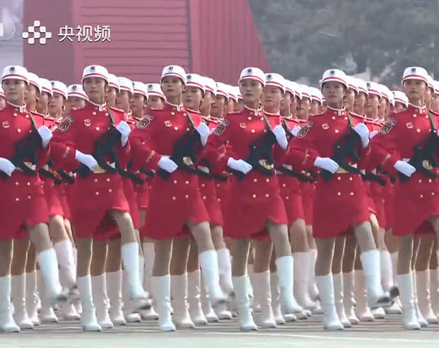 咖啡館里的奇遇:深度解讀2019中國人民解放軍女兵儀仗隊的時代回響