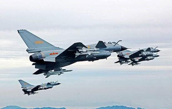 深度解析殲10c和殲10d的區(qū)別:中國(guó)空軍戰(zhàn)機(jī)性能演進(jìn)全攻略
