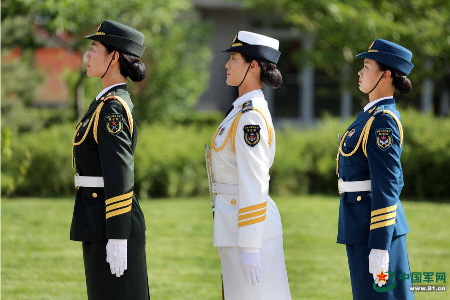 穿越光影:青年學(xué)子對話解放軍三軍儀仗隊(duì)女兵表演的榮光與堅(jiān)韌